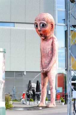 Helsinki, Finlandiya - 12 Eylül 2016: Finlandiya'nın Helsinki limanında bir adamın komik heykeli. Helsinki 2012 dünya tasarım başkenti seçildi