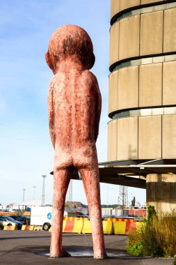 Helsinki, Finlandiya - 12 Eylül 2016: Finlandiya'nın Helsinki limanında bir adamın komik heykeli. Helsinki 2012 dünya tasarım başkenti seçildi