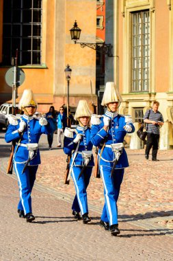 Stockholm, İsveç - 13 Eylül 2016: Stockholm Kraliyet Sarayı yakınlarında nöbet değişimi.