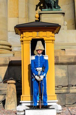 Stockholm, İsveç - 13 Eylül 2016: Stockholm Kraliyet Sarayı yakınlarında nöbet değişimi.