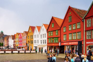 Bergen, Nowray - 14 Eylül 2016: Bergen, Norveç'teki Bryggen bölgesinin Hansa binaları. Bryggen Unesco Dünya Kültür Mirası alanıdır.