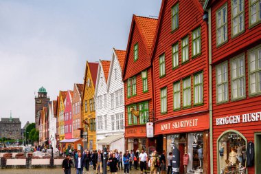 Bergen, Nowray - 14 Eylül 2016: Bergen, Norveç'teki Bryggen bölgesinin Hansa binaları. Bryggen Unesco Dünya Kültür Mirası alanıdır.