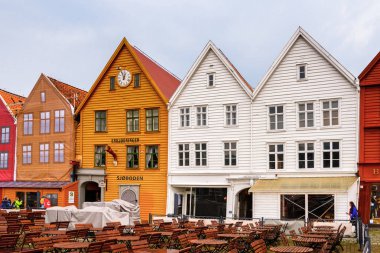 Bergen, Nowray - 14 Eylül 2016: Bergen, Norveç'teki Bryggen bölgesinin Hansa binaları. Bryggen Unesco Dünya Kültür Mirası alanıdır.