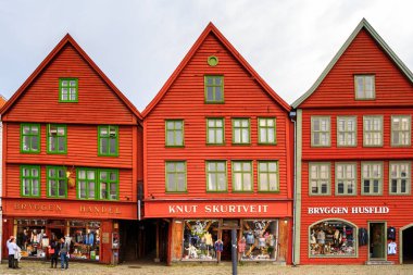 Bergen, Nowray - 14 Eylül 2016: Bergen, Norveç'teki Bryggen bölgesinin Hansa binaları. Bryggen Unesco Dünya Kültür Mirası alanıdır.