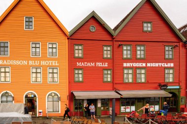 Bergen, Nowray - 14 Eylül 2016: Bergen, Norveç'teki Bryggen bölgesinin Hansa binaları. Bryggen Unesco Dünya Kültür Mirası alanıdır.