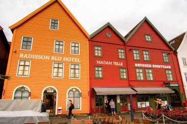 Bergen, Nowray - 14 Eylül 2016: Bergen, Norveç'teki Bryggen bölgesinin Hansa binaları. Bryggen Unesco Dünya Kültür Mirası alanıdır.