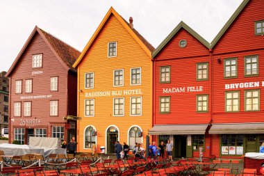 Bergen, Nowray - 14 Eylül 2016: Bergen, Norveç'teki Bryggen bölgesinin Hansa binaları. Bryggen Unesco Dünya Kültür Mirası alanıdır.