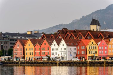 Bergen, Nowray - 14 Eylül 2016: Norveç'in Bergen bölgesindeki Bryggen bölgesinin Renkli Hansa binalarının panoraması. Bryggen Unesco Dünya Kültür Mirası alanıdır.