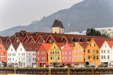 Bergen, Nowray - 14 Eylül 2016: Norveç'in Bergen bölgesindeki Bryggen bölgesinin Renkli Hansa binalarının panoraması. Bryggen Unesco Dünya Kültür Mirası alanıdır.