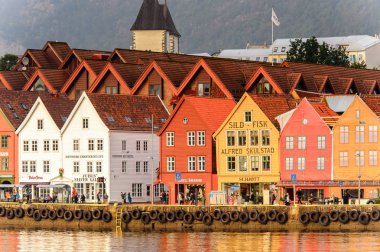 Bergen, Nowray - 14 Eylül 2016: Norveç'in Bergen bölgesindeki Bryggen bölgesinin Renkli Hansa binalarının panoraması. Bryggen Unesco Dünya Kültür Mirası alanıdır.