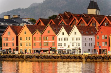 Bergen, Nowray - 14 Eylül 2016: Norveç'in Bergen bölgesindeki Bryggen bölgesinin Renkli Hansa binalarının panoraması. Bryggen Unesco Dünya Kültür Mirası alanıdır.