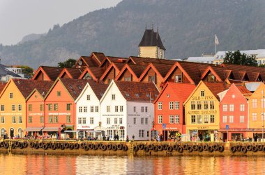 Bergen, Nowray - 14 Eylül 2016: Norveç'in Bergen bölgesindeki Bryggen bölgesinin Renkli Hansa binalarının panoraması. Bryggen Unesco Dünya Kültür Mirası alanıdır.