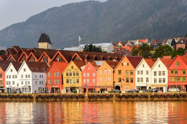 Bergen, Nowray - 14 Eylül 2016: Norveç'in Bergen bölgesindeki Bryggen bölgesinin Renkli Hansa binalarının panoraması. Bryggen Unesco Dünya Kültür Mirası alanıdır.