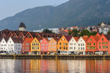 Bergen, Nowray - 14 Eylül 2016: Norveç'in Bergen bölgesindeki Bryggen bölgesinin Renkli Hansa binalarının panoraması. Bryggen Unesco Dünya Kültür Mirası alanıdır.