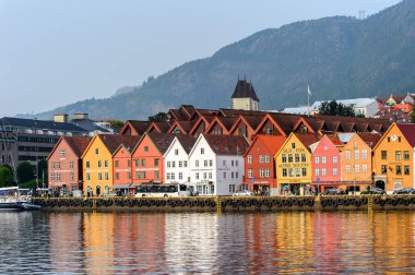 Bergen, Nowray - 14 Eylül 2016: Norveç'in Bergen bölgesindeki Bryggen bölgesinin Renkli Hansa binalarının panoraması. Bryggen Unesco Dünya Kültür Mirası alanıdır.