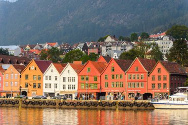 Bergen, Nowray - 14 Eylül 2016: Norveç'in Bergen bölgesindeki Bryggen bölgesinin Renkli Hansa binalarının panoraması. Bryggen Unesco Dünya Kültür Mirası alanıdır.