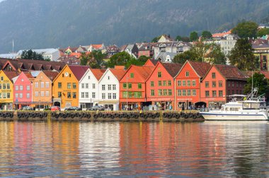 Bergen, Nowray - 14 Eylül 2016: Norveç'in Bergen bölgesindeki Bryggen bölgesinin Renkli Hansa binalarının panoraması. Bryggen Unesco Dünya Kültür Mirası alanıdır.