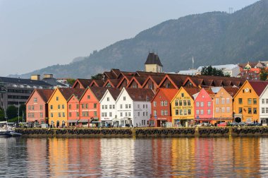 Bergen, Nowray - 14 Eylül 2016: Norveç'in Bergen bölgesindeki Bryggen bölgesinin Renkli Hansa binalarının panoraması. Bryggen Unesco Dünya Kültür Mirası alanıdır.
