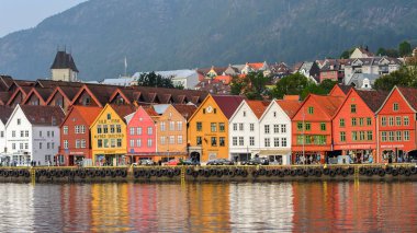 Bergen, Nowray - 14 Eylül 2016: Norveç'in Bergen bölgesindeki Bryggen bölgesinin Renkli Hansa binalarının panoraması. Bryggen Unesco Dünya Kültür Mirası alanıdır.