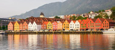 Bergen, Nowray - 14 Eylül 2016: Bergen, Norveç'teki Bryggen bölgesinin Hansa binaları. Bryggen Unesco Dünya Kültür Mirası alanıdır.