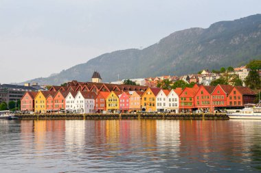 Bergen, Nowray - 14 Eylül 2016: Bergen, Norveç'teki Bryggen bölgesinin Hansa binaları. Bryggen Unesco Dünya Kültür Mirası alanıdır.