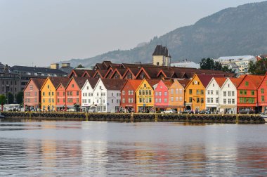 Bergen, Nowray - 14 Eylül 2016: Norveç'in Bergen bölgesindeki Bryggen bölgesinin Renkli Hansa binalarının panoraması. Bryggen Unesco Dünya Kültür Mirası alanıdır.