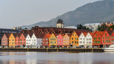Bergen, Nowray - 14 Eylül 2016: Norveç'in Bergen bölgesindeki Bryggen bölgesinin Renkli Hansa binalarının panoraması. Bryggen Unesco Dünya Kültür Mirası alanıdır.