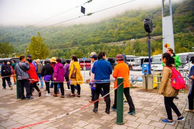 Flam, Norveç - 16 Eylül 2016: Flam istasyonunda kimliği belirsiz turistler, Norveç dağları üzerinde Demiryolu ile ünlü