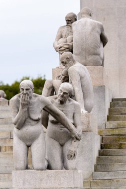 Oslo, Norveç - 16 Eylül 2016: Frogner parkında Gustav Vigeland heykeli. Gustav Vigeland Norveçli heykeltıraş ve Nobel Barış Ödülü'nün tasarımcısıydı.