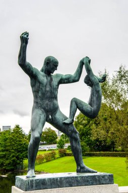 Oslo, Norveç - 16 Eylül 2016: Frogner parkında Gustav Vigeland heykeli. Gustav Vigeland Norveçli heykeltıraş ve Nobel Barış Ödülü'nün tasarımcısıydı.