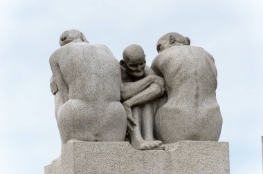 Oslo, Norveç - 16 Eylül 2016: Frogner parkında Gustav Vigeland heykeli. Gustav Vigeland Norveçli heykeltıraş ve Nobel Barış Ödülü'nün tasarımcısıydı.