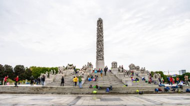 Oslo, Norveç - 16.09.2016: Norveçli heykeltıraş Gustav Vigelan'ın heykellerle ünlü Frogner parkı