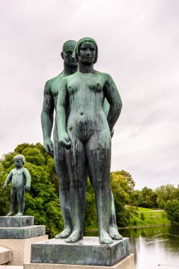 Oslo, Norveç - 16 Eylül 2016: Frogner parkında Gustav Vigeland heykeli. Gustav Vigeland Norveçli heykeltıraş ve Nobel Barış Ödülü'nün tasarımcısıydı.