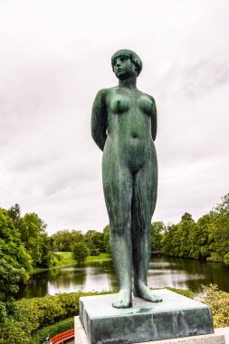 Oslo, Norveç - 16 Eylül 2016: Frogner parkında Gustav Vigeland heykeli. Gustav Vigeland Norveçli heykeltıraş ve Nobel Barış Ödülü'nün tasarımcısıydı.