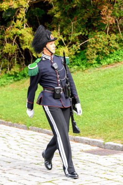 Oslo, Norveç - 16 Eylül 2016: Hapishane olarak kullanılan bir ortaçağ kalesi olan Akershus Kalesi'nin koruyucusu, Oslo, Norveç.