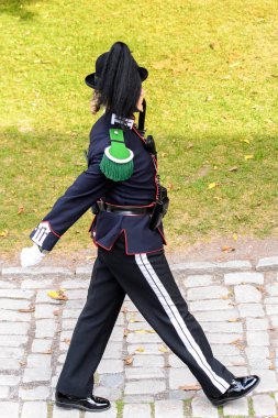 Oslo, Norveç - 16 Eylül 2016: Hapishane olarak kullanılan bir ortaçağ kalesi olan Akershus Kalesi'nin koruyucusu, Oslo, Norveç.