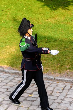 Oslo, Norveç - 16 Eylül 2016: Hapishane olarak kullanılan bir ortaçağ kalesi olan Akershus Kalesi'nin koruyucusu, Oslo, Norveç.