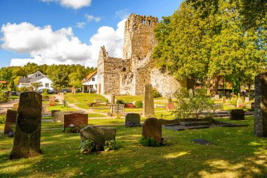 Sigtuna, İsveç - 17 Eylül 2016: St Olof Kilisesi harabesi, İsveç'in en eski kasabası olan Sigtuna, 980 yılında kuruldu.