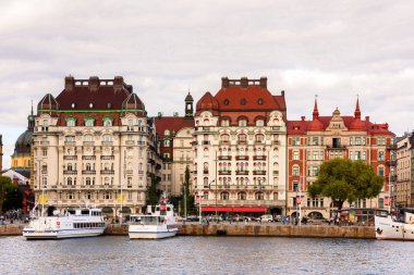 Stockholm, İsveç - 13 Eylül 2016: Stockholm, İsveç'in merkezinin mimarisinin güzel manzarası. Stockholm İskandinavya'nın en kalabalık şehridir.