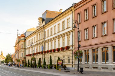 Kosice, Slovakya - 25 Eylül 2016: Slovakya'nın doğusundaki en büyük şehir olan Kosice'nin ana caddesinin mimarisi. 2013 yılında Avrupa Kültür Başkenti oldu