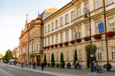 Kosice, Slovakya - 25 Eylül 2016: Slovakya'nın doğusundaki en büyük şehir olan Kosice'nin ana caddesinin mimarisi. 2013 yılında Avrupa Kültür Başkenti oldu