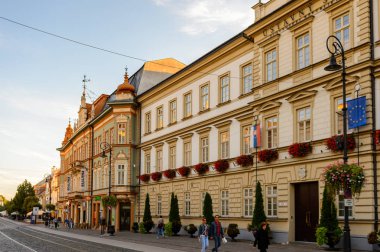 Kosice, Slovakya - 25 Eylül 2016: Slovakya'nın doğusundaki en büyük şehir olan Kosice'nin ana caddesinin mimarisi. 2013 yılında Avrupa Kültür Başkenti oldu