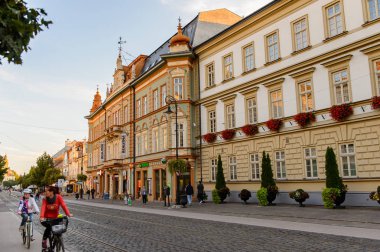 Kosice, Slovakya - 25 Eylül 2016: Slovakya'nın doğusundaki en büyük şehir olan Kosice'nin ana caddesinin mimarisi. 2013 yılında Avrupa Kültür Başkenti oldu