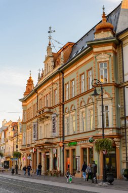 Kosice, Slovakya - 25 Eylül 2016: Slovakya'nın doğusundaki en büyük şehir olan Kosice'nin ana caddesinin mimarisi. 2013 yılında Avrupa Kültür Başkenti oldu