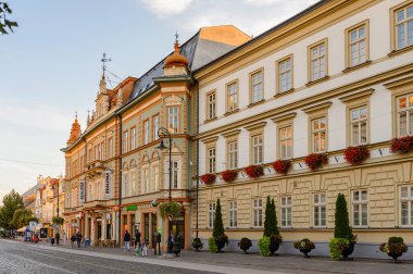 Kosice, Slovakya - 25 Eylül 2016: Slovakya'nın doğusundaki en büyük şehir olan Kosice'nin ana caddesinin mimarisi. 2013 yılında Avrupa Kültür Başkenti oldu