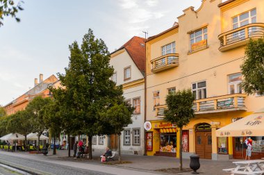 Kosice, Slovakya - 25 Eylül 2016: Slovakya'nın doğusundaki en büyük şehir olan Kosice'nin ana caddesinin mimarisi. 2013 yılında Avrupa Kültür Başkenti oldu