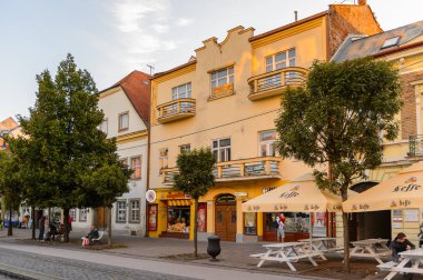 Kosice, Slovakya - 25 Eylül 2016: Slovakya'nın doğusundaki en büyük şehir olan Kosice'nin ana caddesinin mimarisi. 2013 yılında Avrupa Kültür Başkenti oldu