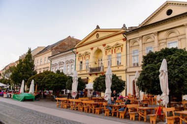 Kosice, Slovakya - 25 Eylül 2016: Slovakya'nın doğusundaki en büyük şehir olan Kosice'nin ana caddesi. 2013 yılında Avrupa Kültür Başkenti oldu