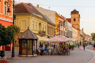 Kosice, Slovakya - 25 Eylül 2016: Doğu Slovakya'nın en büyük şehri Kosice'nin ana caddesi (Hlavna). 2013 yılında Avrupa Kültür Başkenti oldu