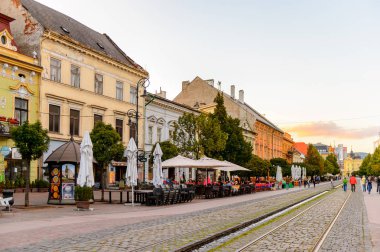 Kosice, Slovakya - 25 Eylül 2016: Doğu Slovakya'nın en büyük şehri Kosice'nin ana caddesi (Hlavna). 2013 yılında Avrupa Kültür Başkenti oldu